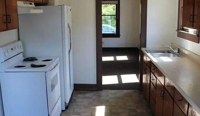 Photo - 6 bedroom, 2 Bath Home Available in August!