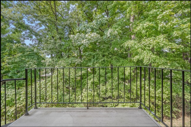 Building Photo - Classic 1 Bedroom Unit 18R