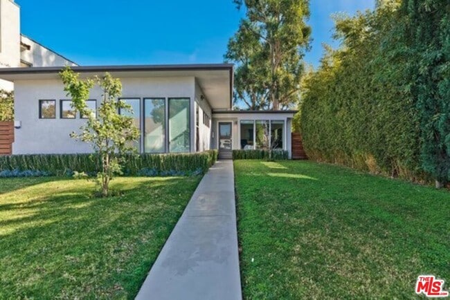 Photo - 1610 S Hayworth Ave