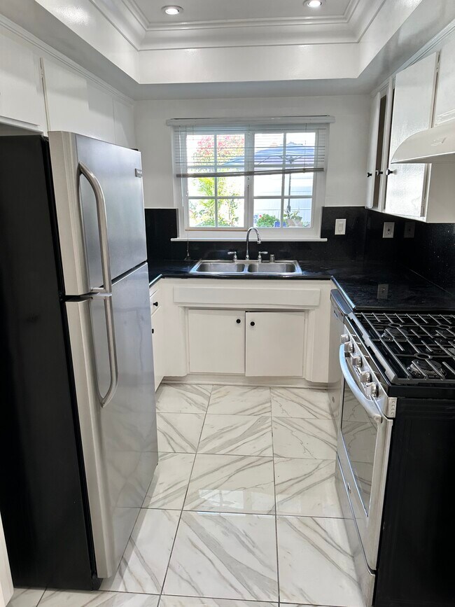 Building Photo - 8576 Holloway Dr