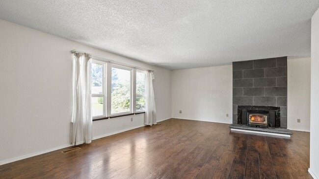 Photo - Charming 4-Bedroom Home with Garden – Avai...