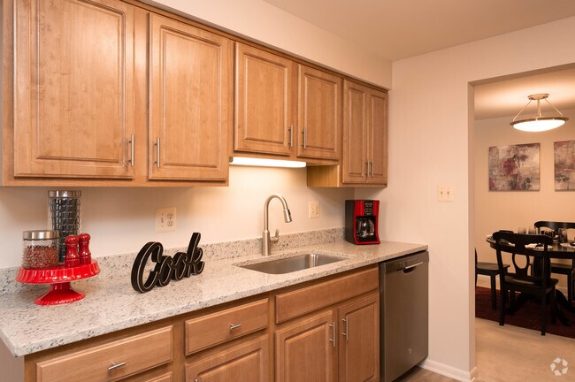 2BR, 2BA - 1100 SF