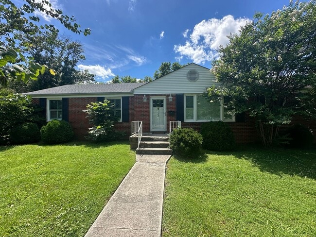 Building Photo - FOR LEASE- 3 BEDROOM SINGLE FAMILY HOME IN LEBANON!