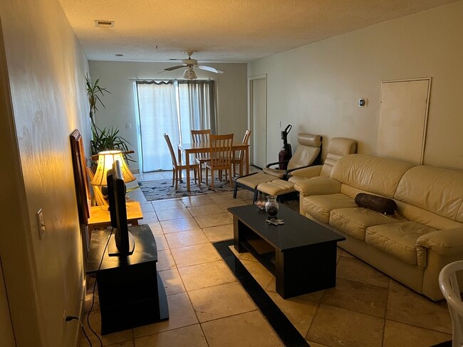 Sala de estar amueblada - 303 Smith Level Rd Unidad C11