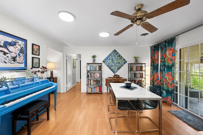 Photo - 2702 Little John Ln