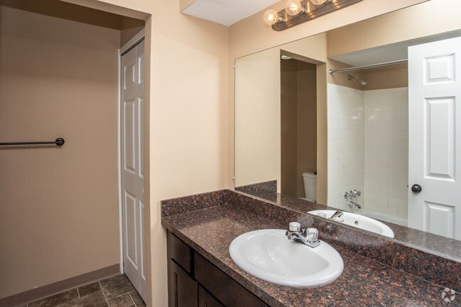 2BR, 1BA - 900 SF
