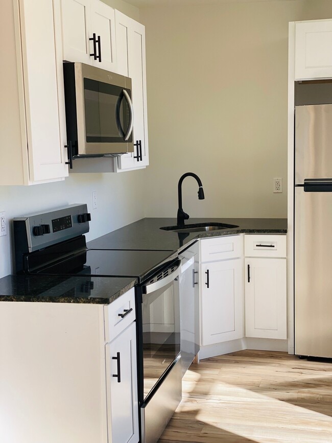 Building Photo - 11 E Walnut St Unit 3