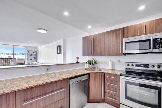 Photo - 2780 NE 183rd St Unidad 2011