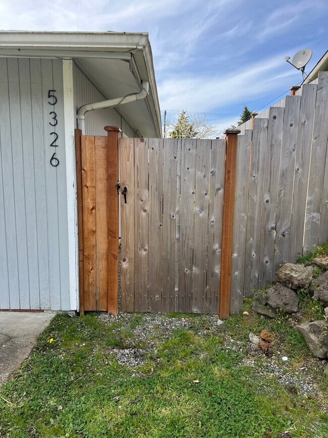 Studio_Entry - 5326 Green Hills Ave NE