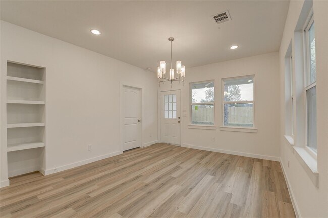 Photo - 8410 Sandra St