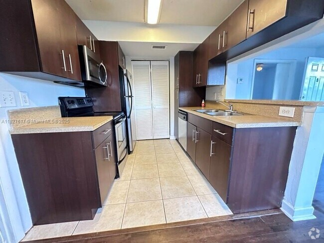 Building Photo - 3930 NW 87th Ave Unit 3930 Rental