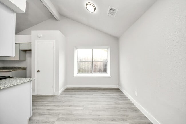 Photo - 1911 Oakwell Ln