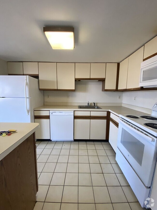 Building Photo - Large one bed, 1.5 baths, garage parking i... Rental