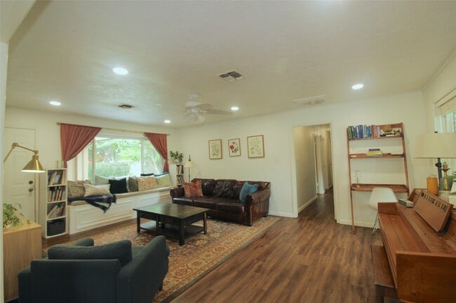 Photo - 1803 Oaklawn St