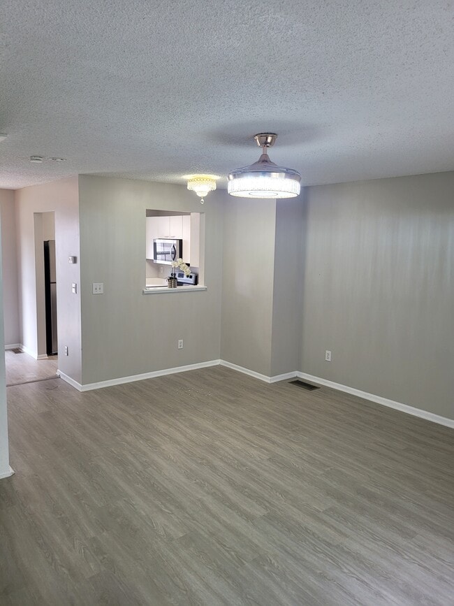 Building Photo - 1730 Ridgebury Dr Unit Hilliard Common Condominium