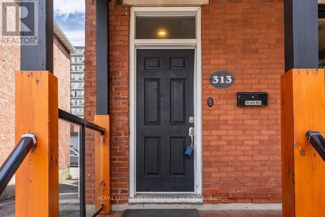 Photo - 313 Lebreton St S