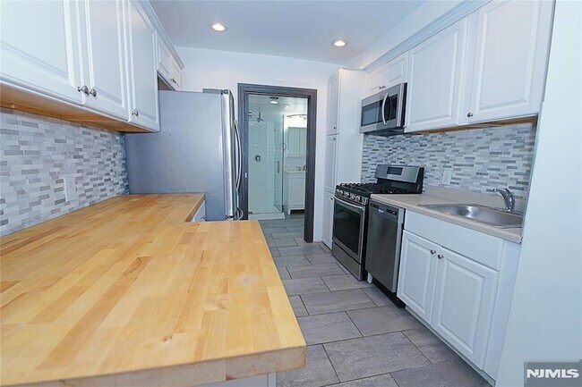 Photo - 454 Undercliff Ave Unit 456