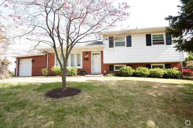 Building Photo - Spectacular 4 Bedroom, 3.5 SFH - Fenced Ya... Rental
