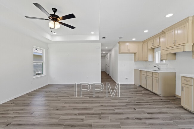 Photo - 620 E Llano Grande St