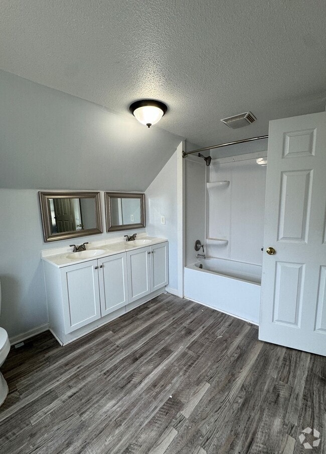 Building Photo - 1916 Leer St Rental