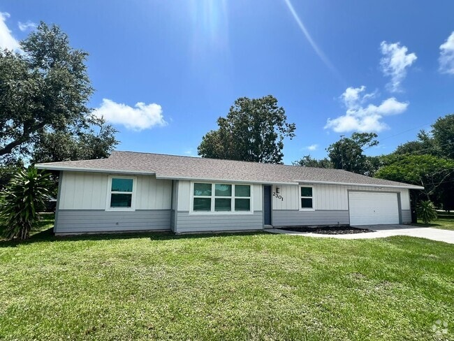 Building Photo - NEWLY RENOVATED 3 BEDROOM 2 BATH HOME- TIL...