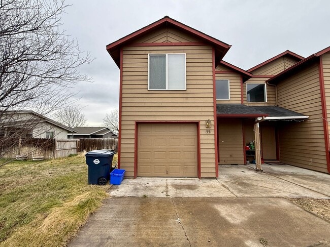 Photo - COME TAKE A LOOK AT THIS SPACIOUS TOWNHOME IN REDMOND!