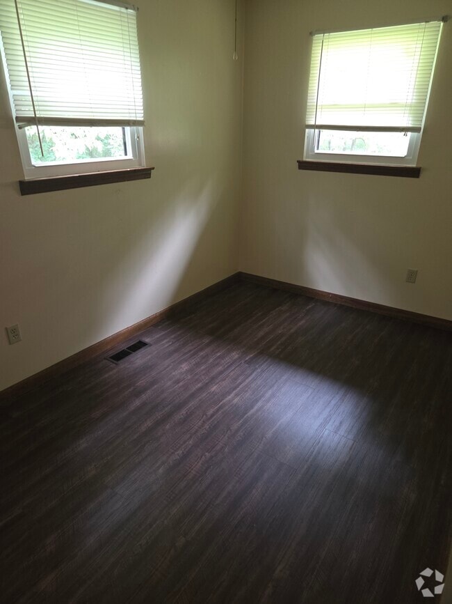 Building Photo - 315 Old Lake Rd Unit B Rental