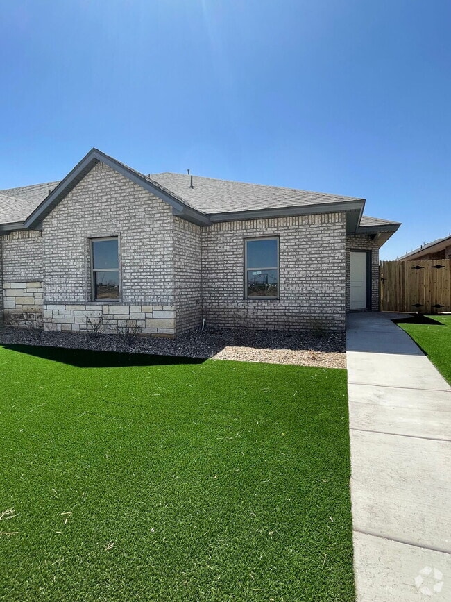Building Photo - Beautiful Townhome Located South Of Town N...