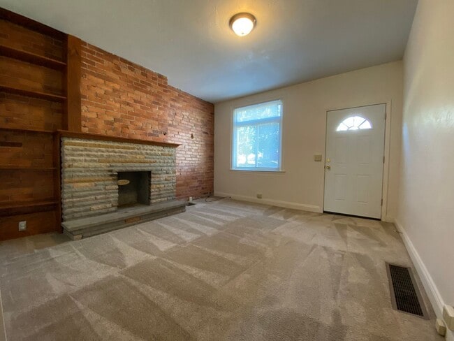 Photo - Spacious Two Bedroom Townhouse in Squirrel Hill! Fully Equipped Kitchen & W/D Included! Call Today
