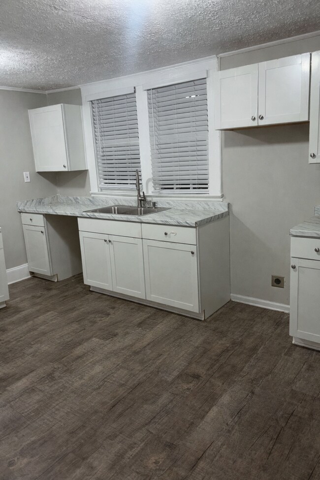 Photo - 554 Lynmore Ave