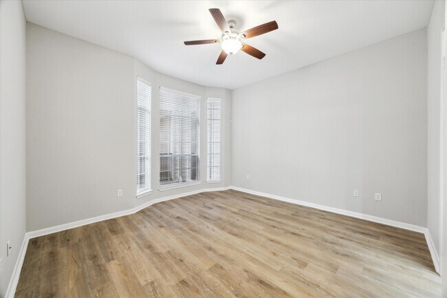 Photo - 5353 Memorial Dr