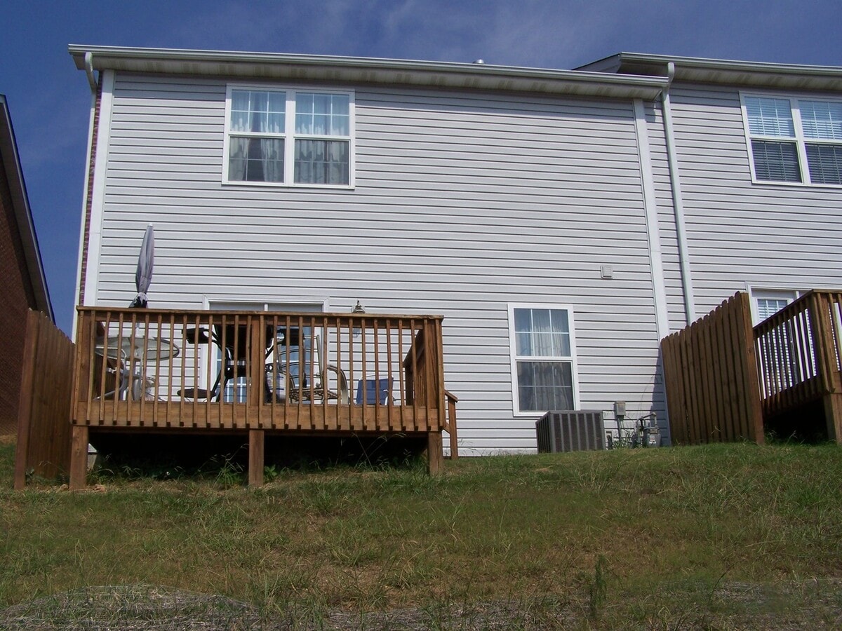 Photo - 3 bed, 2 bath, 2 car garage townhouse w/ bonus room in West Knoxville