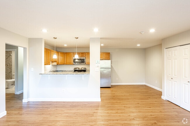 1BR, 1BA - 720SF - Living Room and Dining Room - Waltham Overlook