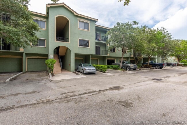 Building Photo - 350 Crestwood Cir Unit 203