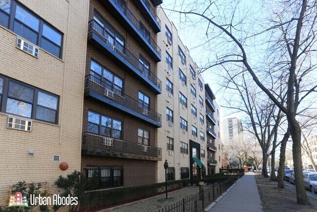 Building Photo - 456 W Barry Ave Unit A03C