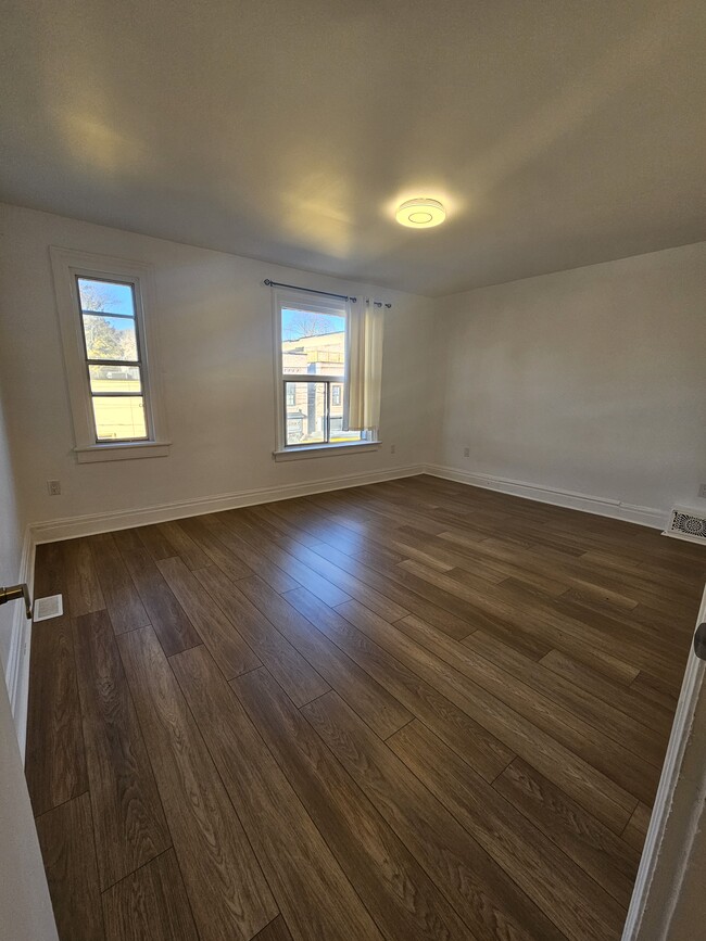 Photo - 1309 Gerrard St E Unit 2