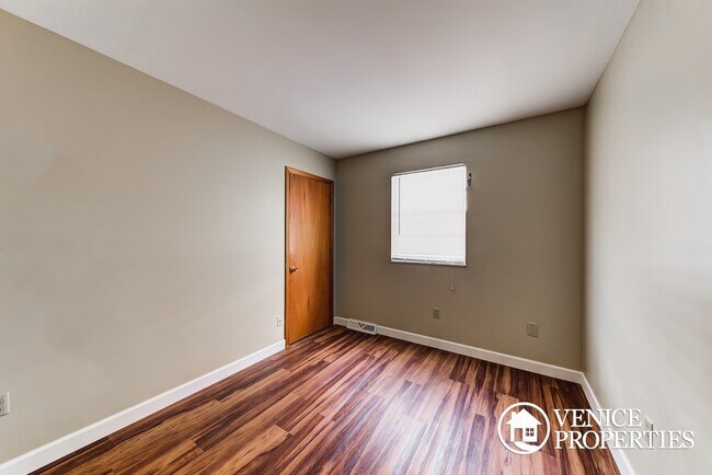 Photo - 2139 Summit St