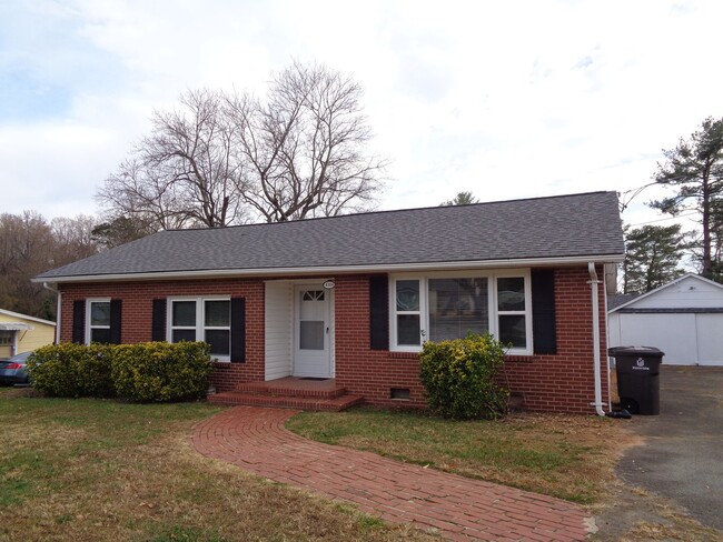 House Between Winston Salem & Walkertown O... - House Between Winston Salem & Walkertown O...