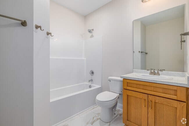 2BR, 2BA - 920SF - Bathroom