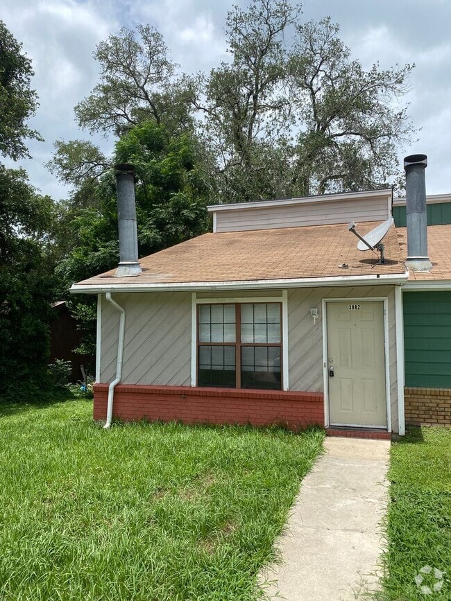 Building Photo - Spacious 2 Bedroom 1 Bathroom Townhome. Am...