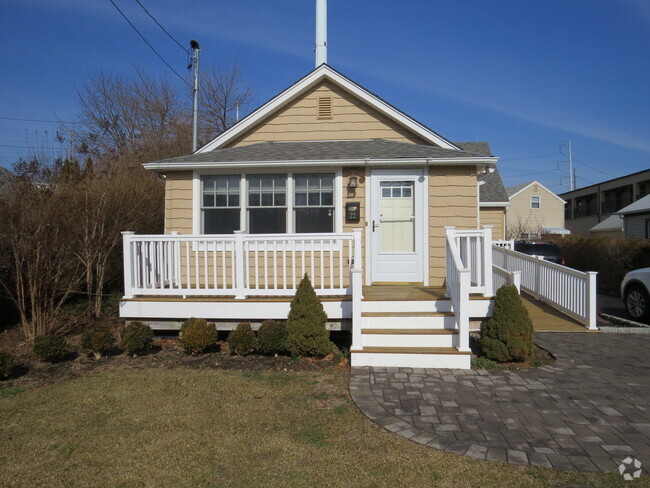 Building Photo - Diamond Found In Syosset Rental