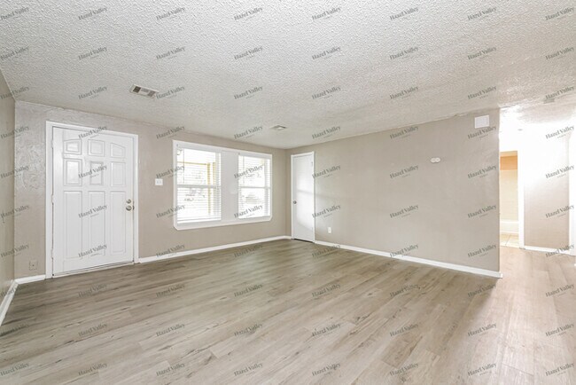 Photo - 1100 Locust Dr