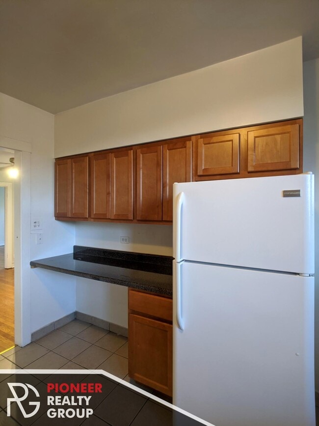 Photo - 1129 W Oakdale Ave Unit 1