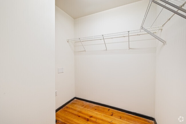 2BR, 2BA - 872SF - Primary Closet