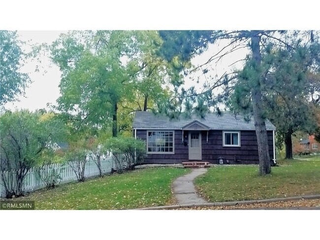 Building Photo - 823 Elm St Rental