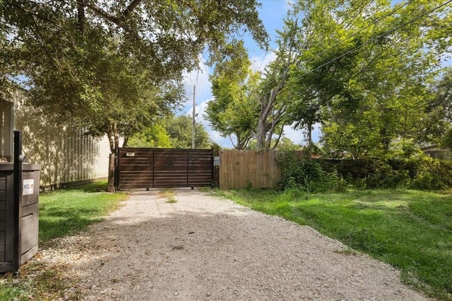 Building Photo - 905 E Archer Rd Rental