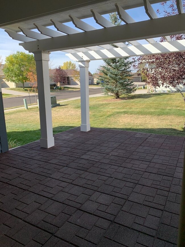 Photo - LARGE 3 BED 3 BATH TOWNHOME IN THE DESIRABLE POINTE NEIGHBORHOOD