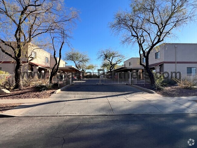 Building Photo - Two Bedroom in Oak Flower Neighborhood Rental