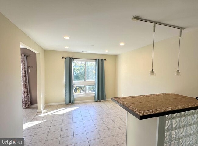 Building Photo - 3940 Bel Pre Rd Unit 3940-8