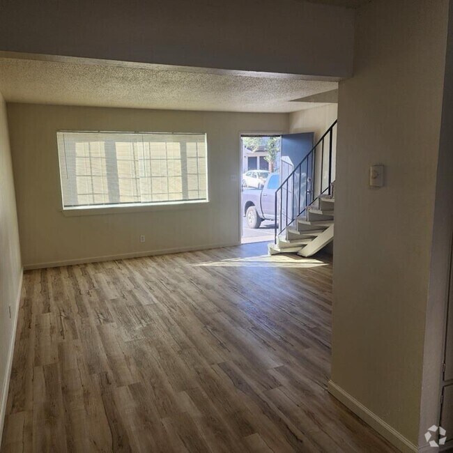 Building Photo - Town House Apartments